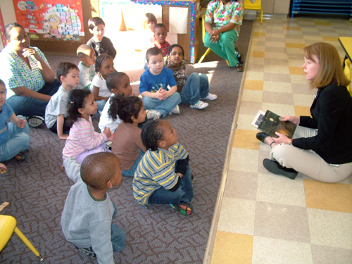 Photo of MDE Sec. Shari T. Wilson reading to children